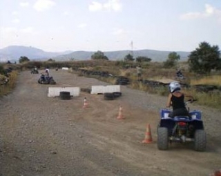  与朋友一起骑四轮摩托，让您的郊游充满活力 